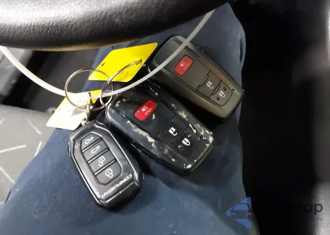 2021 Toyota Rav4 Xle z USA, uszkodzony, nr VIN 2T3P1RFV2MC250779